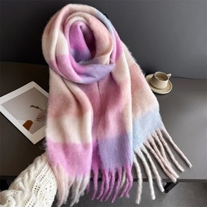 Détail de la texture mohair douce et longues franges sur l'écharpe à carreaux