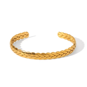 Dettaglio del bracciale rigido in acciaio inossidabile dorato con trama intrecciata a C