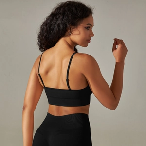 Dettaglio del tessuto a costine senza cuciture e del retro del reggiseno e legging neri