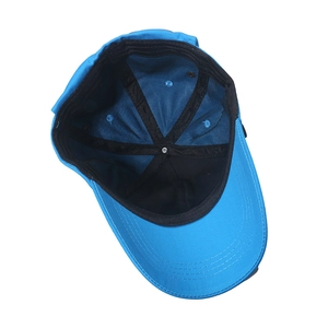 Structure interne de la casquette bleue montrant les coutures renforcées et les œillets
