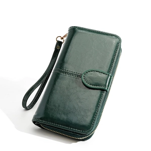 Lange Damen-Geldbörse aus tiefgrünem Ölwachs-Leder mit Handgelenkschlaufe und Gold-Zipper