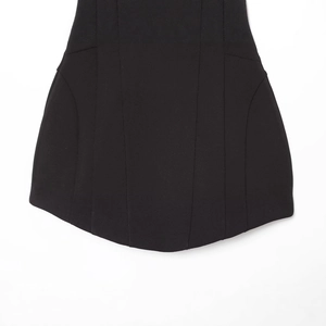 Gros plan d'une robe bustier noire avec coutures florales contrastées et ourlet structuré