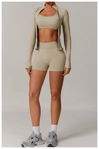 Détail du short de fitness taille haute sans couture avec tissu élastique et respirant