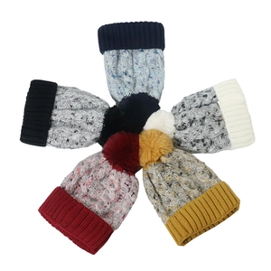 Bonnets en maille torsadée épaisse en mohair avec pompons dans divers coloris d'hiver