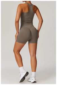 Détail de l'ensemble de sport côtelé sans couture avec short taille haute effet push-up