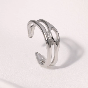 Bague ouverte argentée à double couche avec design évidé élégant en acier inoxydable