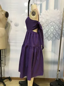 Détail d'une robe bohème violette à volants avec dos nu et nœud papillon élégant