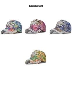 Détail de casquettes à fleurs avec perles et motifs de feuilles en strass colorés