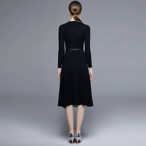 Robe midi élégante en maille noire à manches longues avec jupe plissée évasée