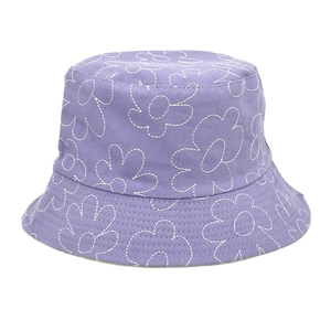 Détail d'un chapeau bob violet clair avec broderies florales blanches et matelassage