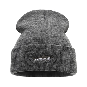 Bonnet en maille anthracite avec broderie requin minimaliste sur le bord replié