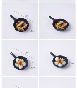 Miniature black pan model with realistic food dumplings and 6cm size dimensions
