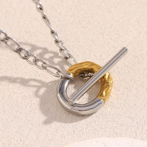 Collier en acier inoxydable plaqué or 18K avec fermoir à bascule OT et texture martelée