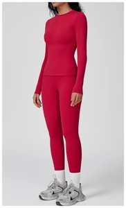 Ensemble de yoga bordeaux ajusté avec haut à manches longues et legging taille haute