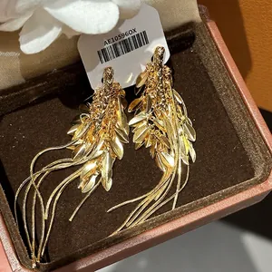 Orecchini vintage a spiga di grano dorata con lunghe nappe a catena in scatola regalo