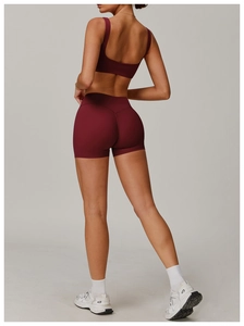 Vue arrière de l'ensemble fitness bordeaux taille haute avec contour sans couture