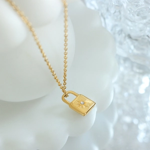 French star engraved lock necklace in gold-plated stainless steel with zircon stone