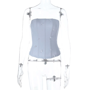 Vue détaillée du corset bleu clair en maille avec strass brillants et baleines