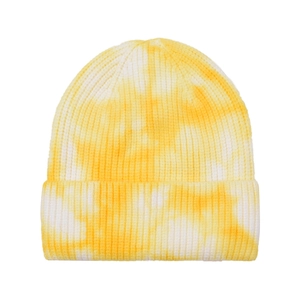 Gros plan sur le motif tie-dye jaune et blanc d'un bonnet d'hiver en tricot chaud