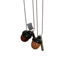 Collier gland bohème avec texture bois et cylindre en métal sur chaîne serpent