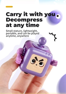 Dettaglio del cubo antistress viola con faccia a cartone animato e joystick