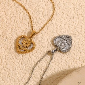 Gros plan de pendentifs en forme de cœur avec détails soleil en or et argent