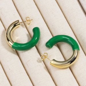 Créoles en forme de C minimalistes or et vert avec design épissé en métal et résine