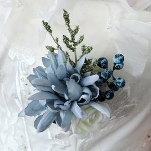 Boutonnière de mariage bleu poudré avec roses en soie et baies décoratives sur dentelle