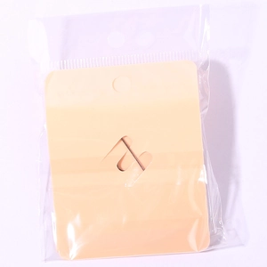 Vue détaillée de la broche mille-pattes dorée emballée dans un sachet transparent