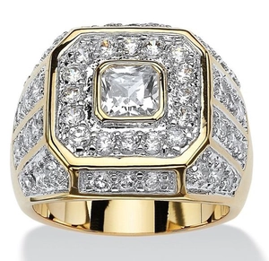 Vue macro d'une bague pour hommes dorée avec une grande pierre carrée et un serti pavé