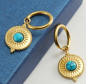 Detail von 18K vergoldeten Edelstahl-Creolen mit Türkis-Anhängern im Sonnen-Design