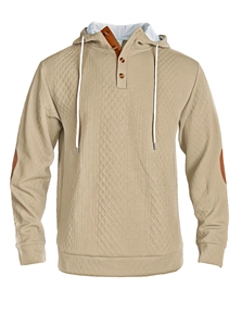 Détail du sweat à capuche kaki texturé avec patte de boutonnage et patchs aux coudes