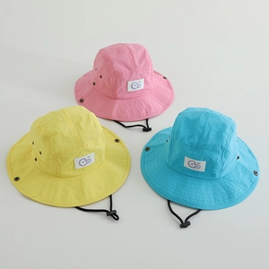 Détails de chapeaux de soleil à séchage rapide en rose, jaune et bleu avec cordon réglable