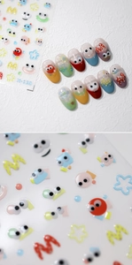 Nahaufnahme von 3D-Relief-Nagelaufklebern mit bunten Comicfiguren und Sternenmotiven