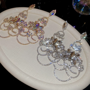Boucles d'oreilles fleurs à pompons avec cristaux brillants en finition or et argent
