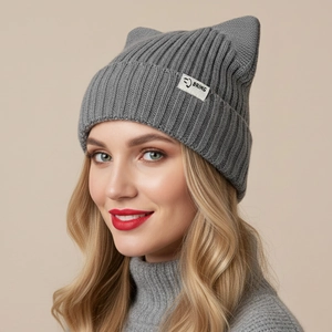 Bonnet en tricot gris avec oreilles de chat pour femme avec revers et étiquette tissée
