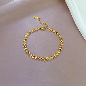 Détail du bracelet chaîne cœur en acier inoxydable doré avec fermoir mousqueton et extension