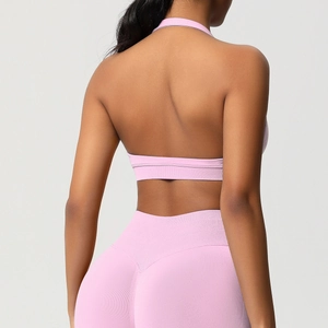 Détail du dos d'un ensemble brassière de sport et legging rose sans couture côtelé
