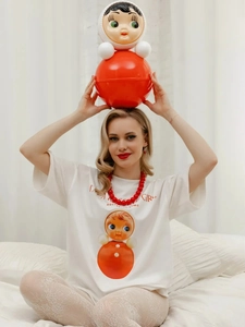 Λεπτομέρεια από λευκό βαμβακερό T-shirt με κόκκινο vintage τύπωμα ρωσικής κούκλας και γραφικά