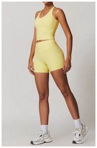Détail du short de yoga taille haute jaune avec texture de tissu fine et coutures élastiques