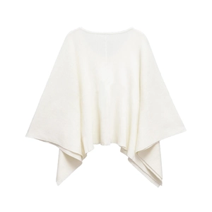 Dettaglio della trama a maglia plissettata bianca su scialle dallo stile minimalista
