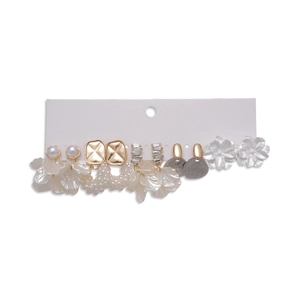 Elegantes Zehner-Set mit Perlen- und Strass-Blumenohrringen auf weißer Displaykarte