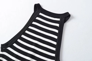 Dettaglio del tessuto a maglia e scollatura all'americana sul top a righe bianche e nere