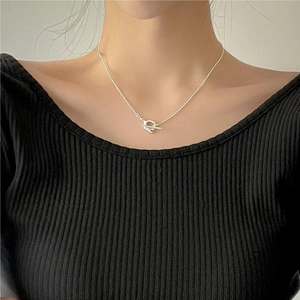 Detail der 925 Sterling Silber Perlenkette mit OT-Knebelverschluss am Modell