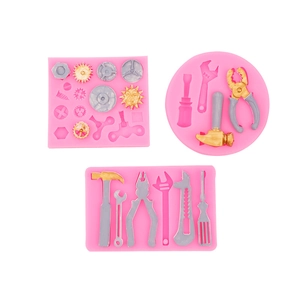 Moldes detallados de silicona rosa con engranajes, martillo y llaves para decoración