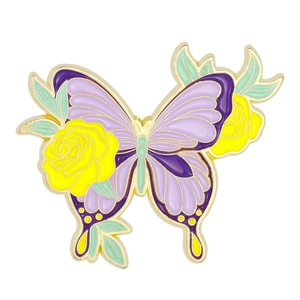 Détail macro du pin's papillon émaillé violet avec lignes dorées et roses jaunes