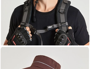 Détail d'équipement tactique montrant une boucle de poitrine et un chapeau solaire
