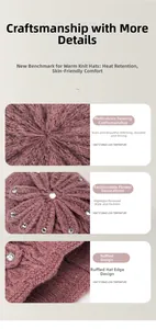Gedetailleerde close-up van roze gebreide muts met handgemaakte bloemen en fonkelende steentjes