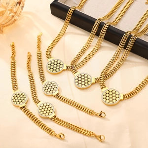 Parure de bijoux dorés avec pendentifs Fleur de Vie et chaînes multicouches