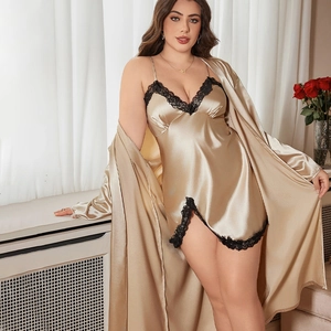 Ensemble de nuit élégant en satin de soie champagne avec dentelle noire et peignoir